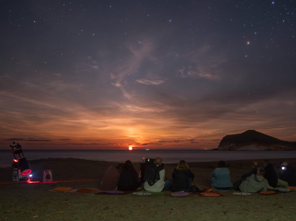 Atardecer en el Cabo de Gata durante una experiencia de astronomía