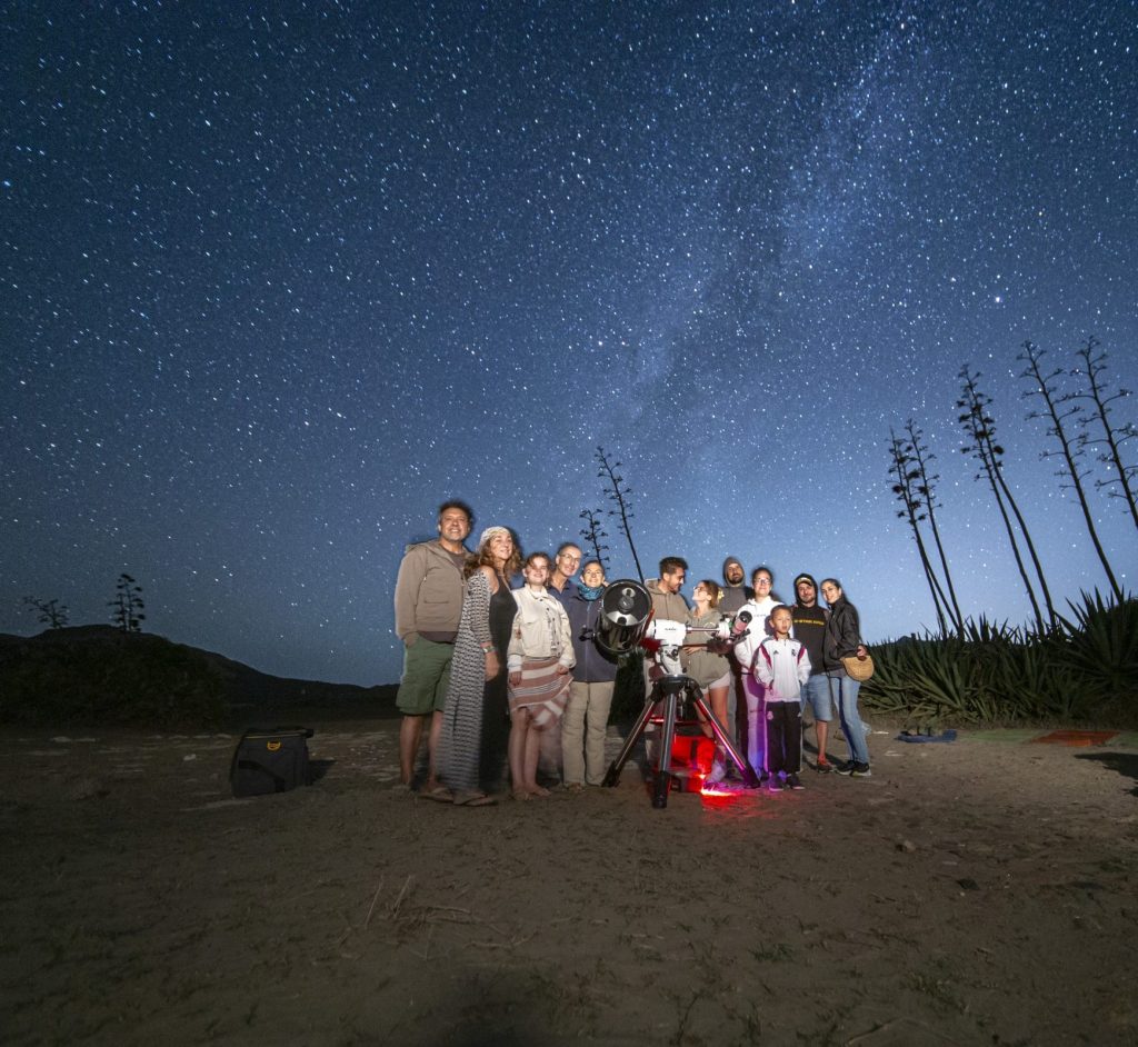 Grupo de familias disfrutando de la observación de estrellas en Cabo de Gata.