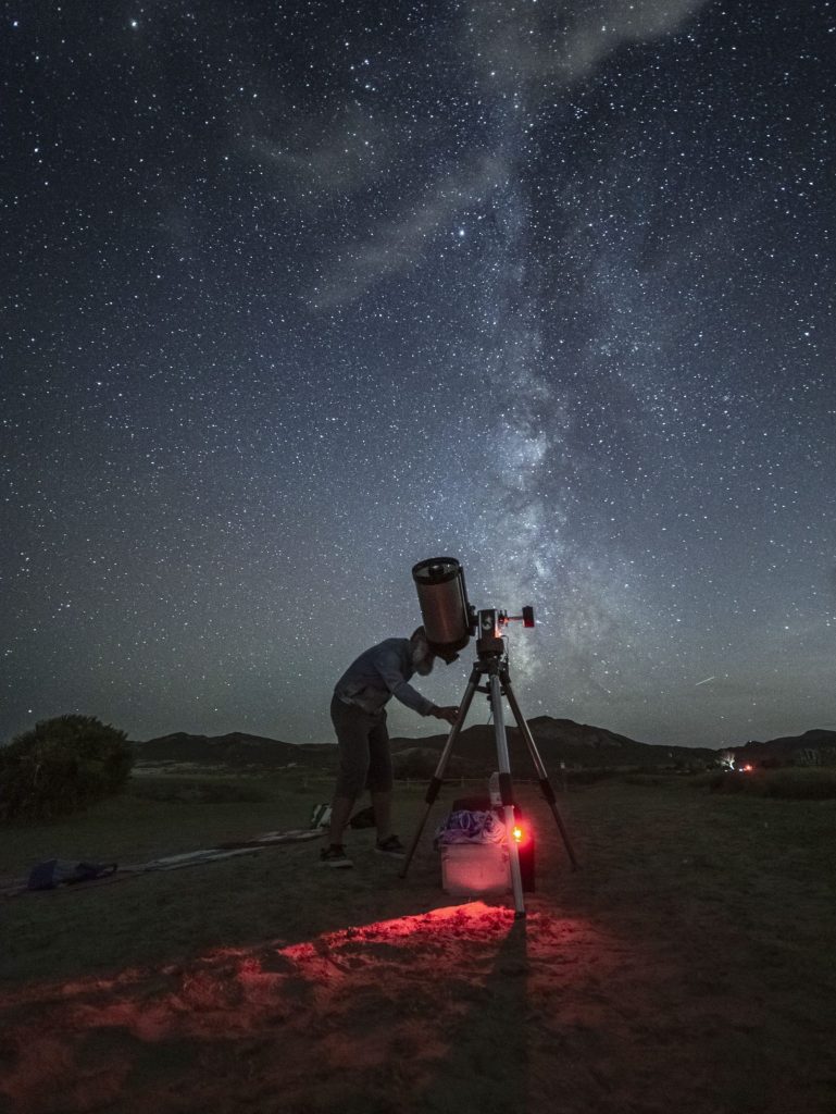 Cliente admirando las estrellas con el telescopio en el Cabo de Gata.