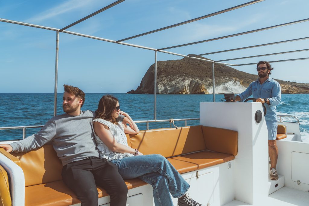 Pareja disfrutando de un paseo en barco.
