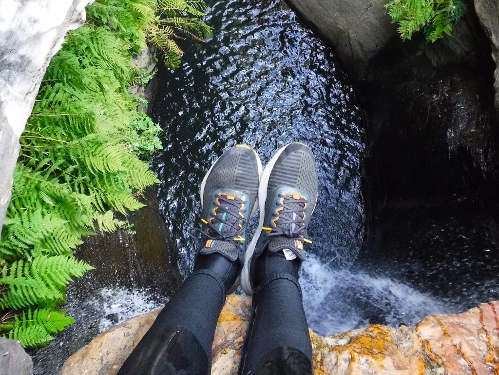 Hombre sentado arroyo palancón Alpujarra