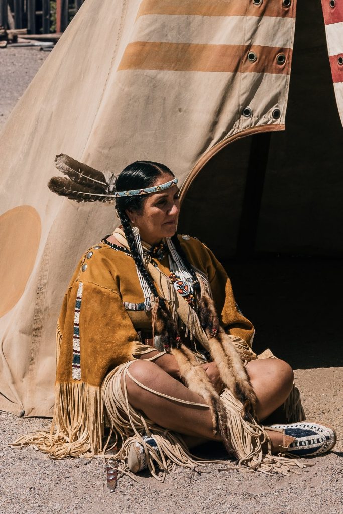 Mujer disfrazada de indígena de America en Tabernas.