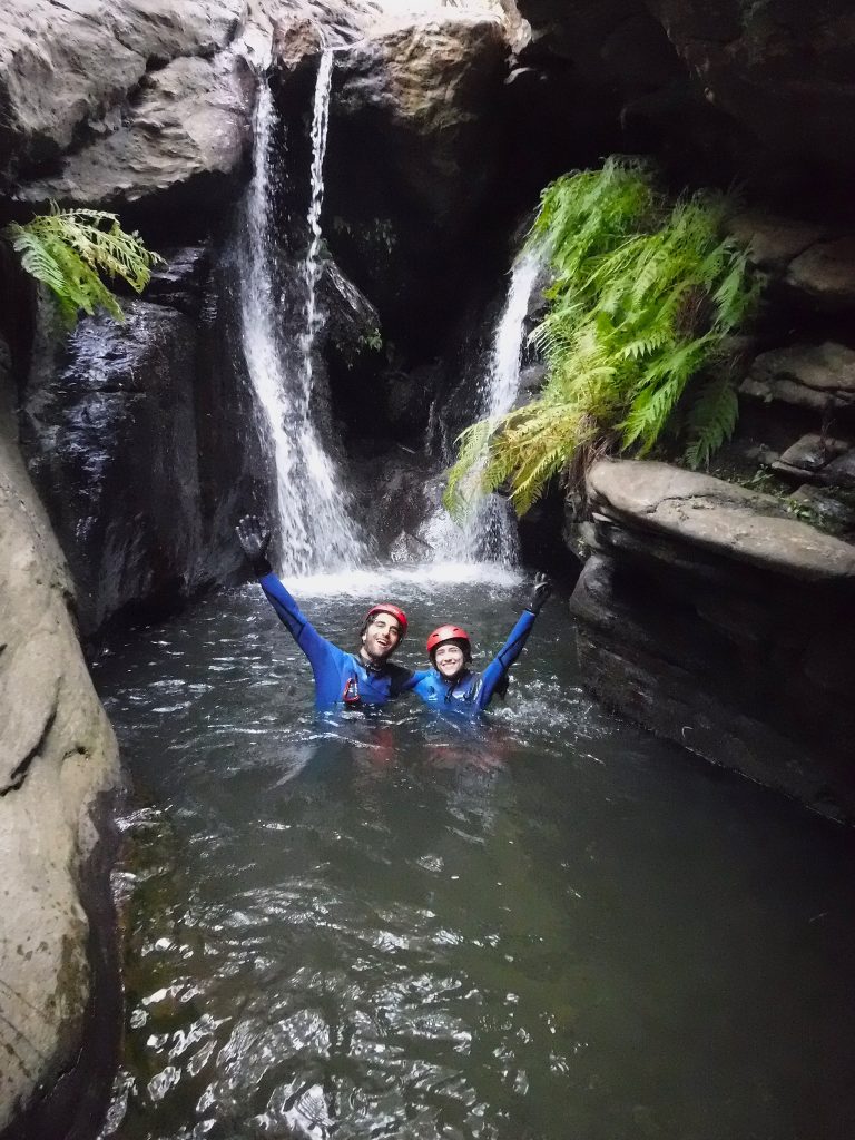 Pareja descenso cascada rio en Almeria